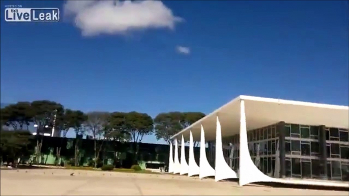 Quand 2 avions passent le mur du son au dessus du parlement brésilien et que toutes ses vitres volent en éclat