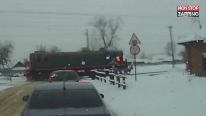 Russie : Un jeune homme se fait renverser par un train en traversant la voie (Vidéo)