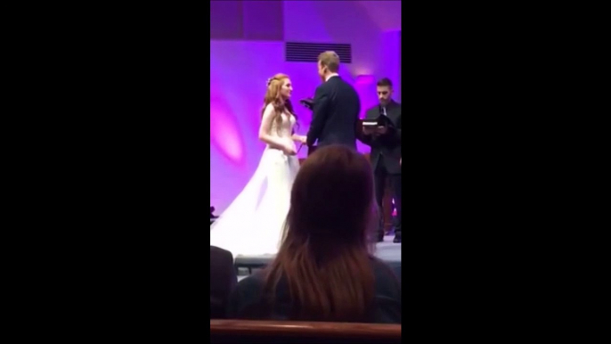 Il fait un gros malaise en plein mariage... Faceplant douloureux