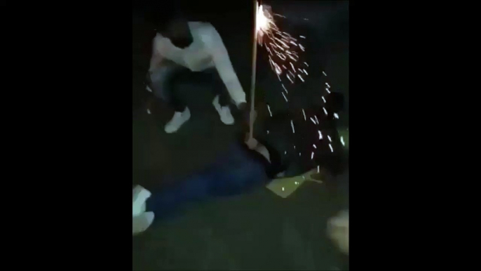 Il se met un feu d'artifice entre les fesses... Idée bien débile