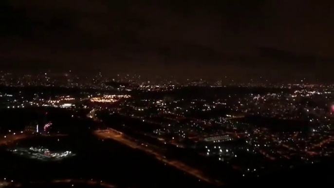 Décollage d'un avion au-dessus des feux d'artifice du nouvel an !