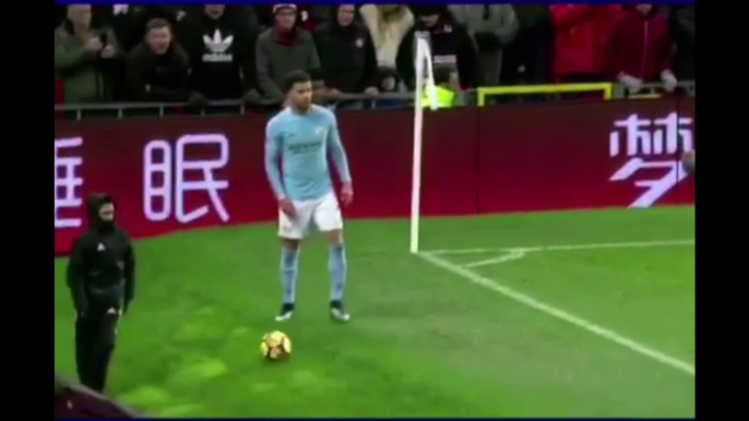 Kyle Walker taking the piss out of a ball boy at Old Trafford