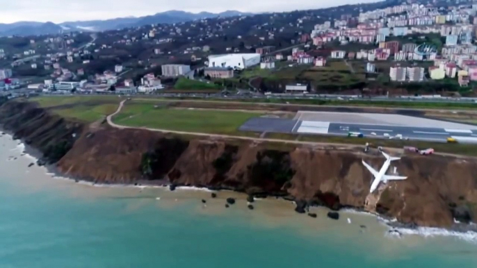 Atterrissage d'un avion se termine sur la falaise en contrebas d'un aéroport en Turquie hors de la piste !