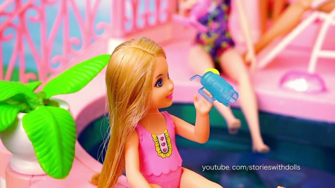 Barbie Toys Fountain Swimming Pool - Chelsea Doesn't Know How to Swim & Her Friends Do