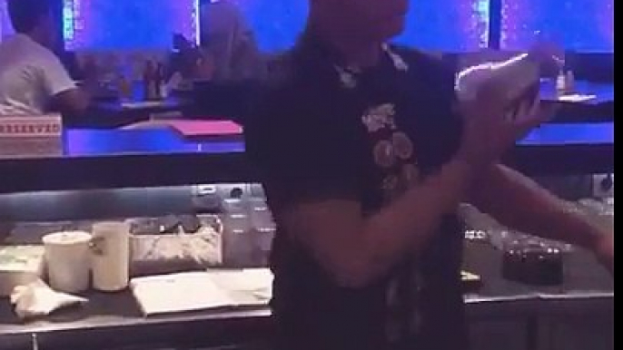 Ce barman suspend une bouteille dans les airs pour faire son cocktail !