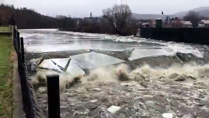 La glace de cette rivière gelée se brise au passage de cette chute d'eau... Impressionnant