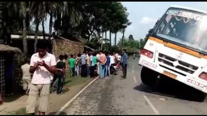 bus full of passengers was lucky, don't fallen in the pond