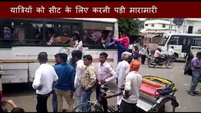 Passengers have to fight for the seat in bus