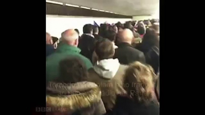 Torcedores cantam hino francês ao deixar estádio próximo a explosões