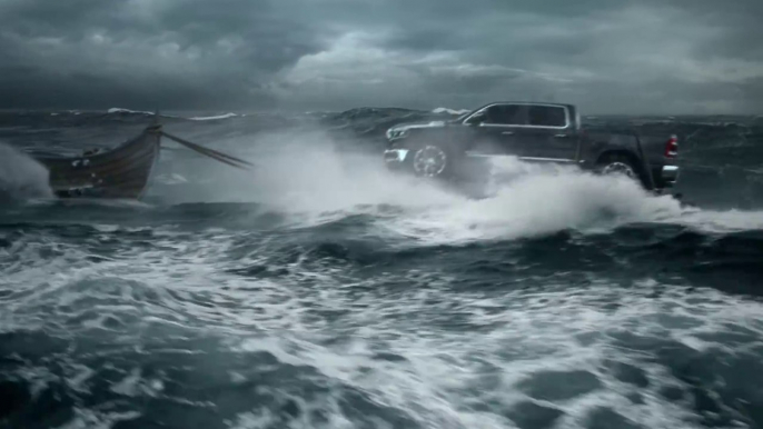 Des Vikings amènent un 4x4 RAM en bateau aux USA !! Publicité Super Bowl 2018 52 LII