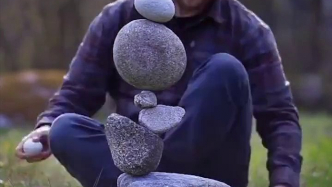 Aurez-vous son niveau de patience pour réaliser ces empilements de pierres impressionnants ??? Pas mioi