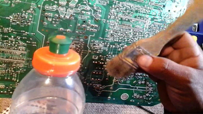 Soldar con cautin tipo lapiz/Solder with pencil-type soldering iron.