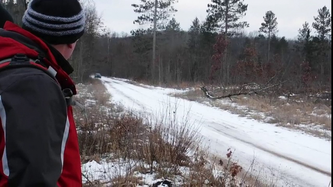 Un photographe placé à lextérieur dun virage Rallye de Sno*Drift