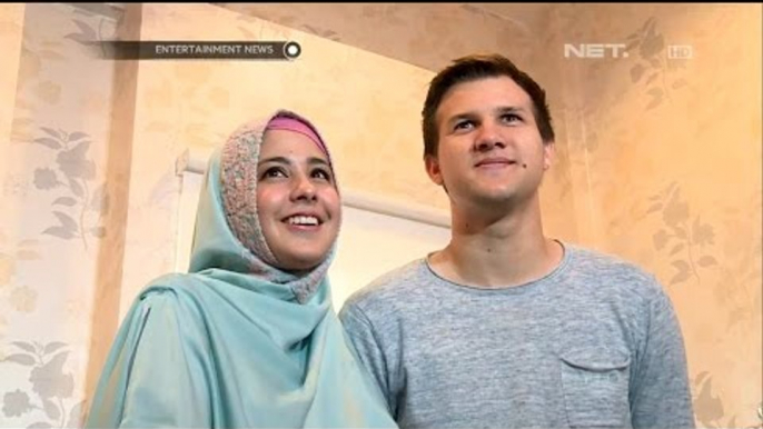 Pasangan Risty Tagor dan Stuart Collin Melakukan Fitting Baju Pengantin