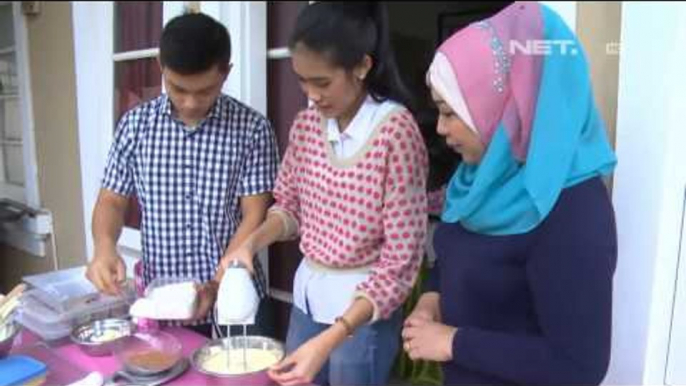 Entertainment News-Alika Membuat Kue dengan Ibunda Sang Pacar