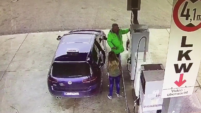 Une femme se fait aider pour faire le plein d'essence
