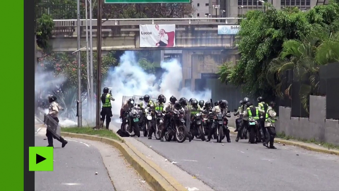 Venezuela : les opposants au président Maduro jettent des cocktails Molotov sur la police