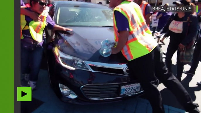 Une voiture heurte dans la foule des manifestants pro-migrants aux Etats-Unis