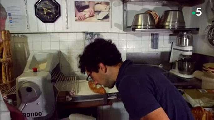 Un ingénieur invente une machine pour transformer les pains invendus des boulangers en cookies ou muffins - Regardez