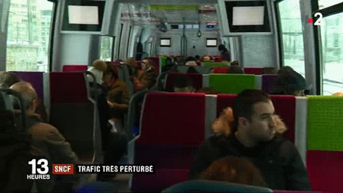 Neige et verglas : Découvrez le calvaire des usagers de la SNCF voyageant dans des trains bondés et en retard