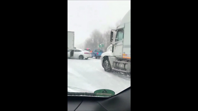 Il sort de sa voiture au moment ou un camion vient le percuter à pleine vitesse...Bon reflexe