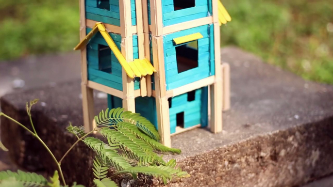 Faire une maison d'oiseaux en utilisant des bâtons de popsicle