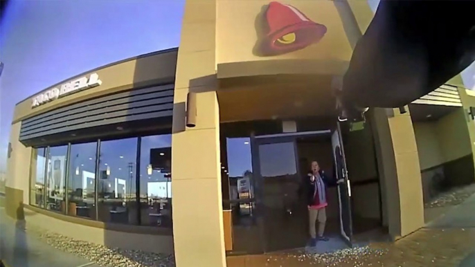 Une femme fracasse des vitres d’un Taco Bell avec une barre et finit par se faire taser