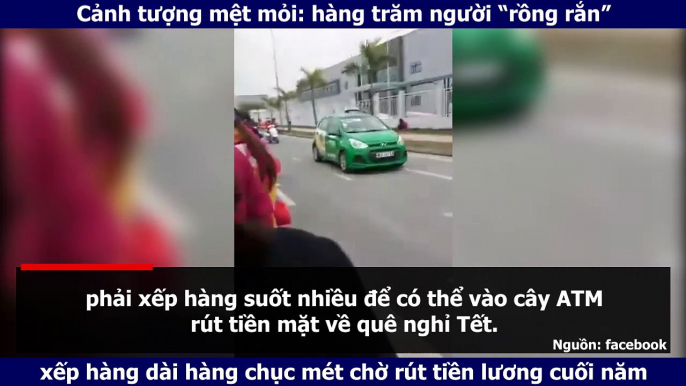 Cảnh tượng mệt mỏi: hàng trăm người “rồng rắn” xếp hàng dài hàng chục mét chờ rút tiền lương cuối năm