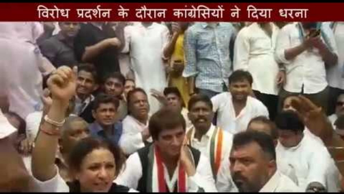 Congress leaders did protest in lucknow over children deaths in Gorakhpur BRD Medical College