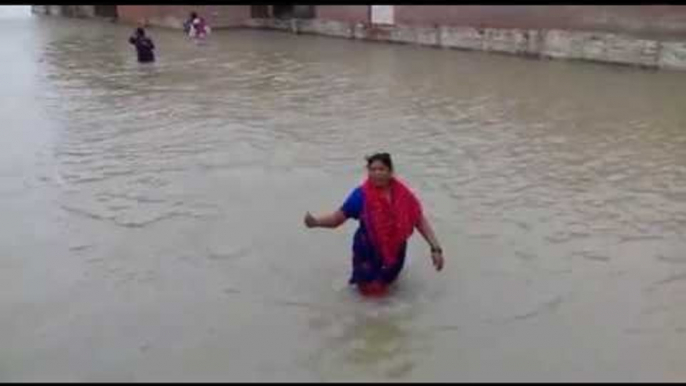 कानपुर कटरी में सैकड़ों लोग पानी से घिरे II Hundreds of people surrounded by water in Kanpur