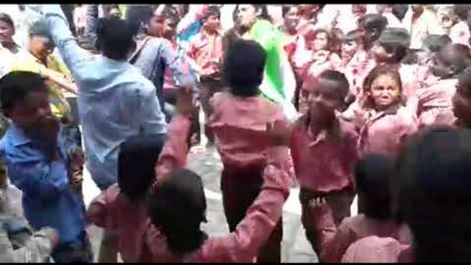 बरेली : डांस करती टीचर का वीडियो हुआ वायरल II Dancing Teacher, Uttar Pradesh up Bareily