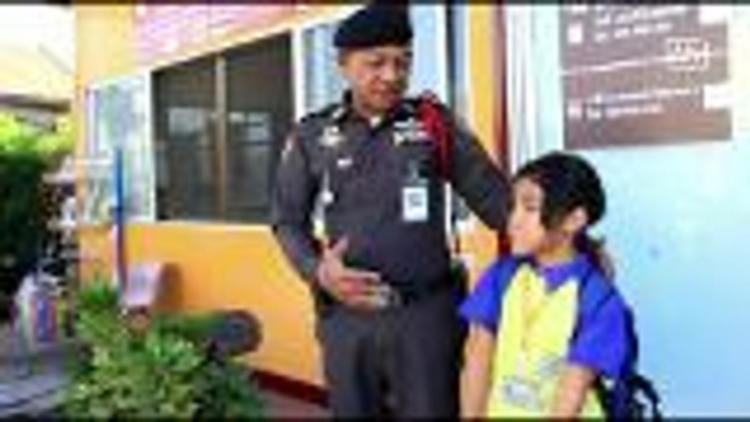 Poor Thai girl returns wallet she found to police