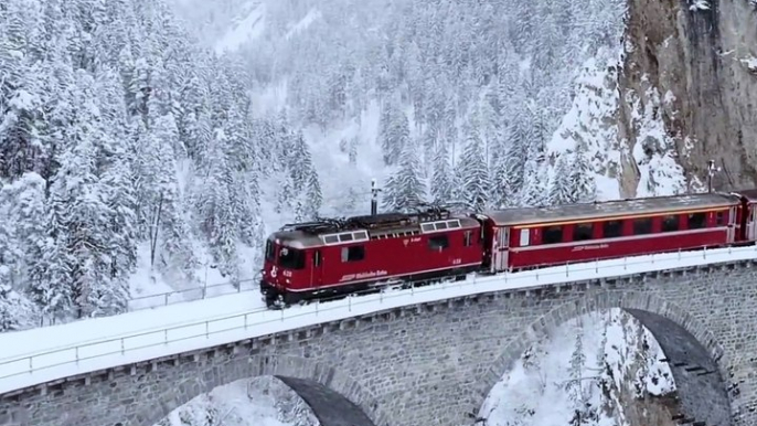 On a l'impression que ce train n'est pas réel est pourtant si! Alpes Suisses