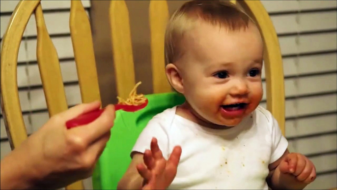 Ce bébé magicien réussi un tour sans faire exprès... Spaghetti magique