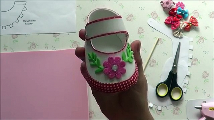 ZAPATITOS DE NIÑA PARA BABY SHOWER CON FOAMY O GOMA EVA .