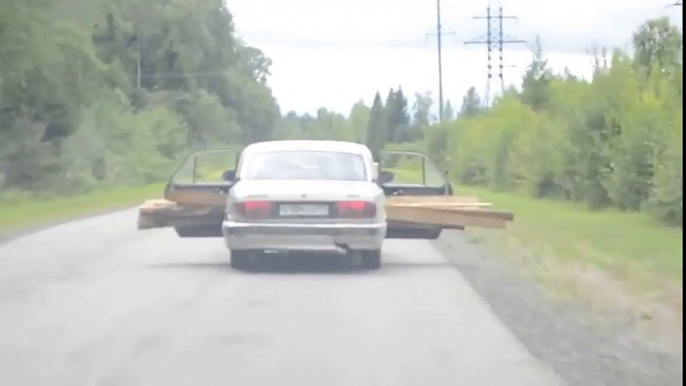 Transporter des troncs d'arbres en voiture.. FACILE !