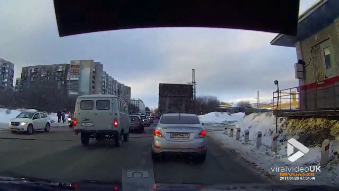 Chute d'un passager hors d'un Van en pleine route ! Ferme mieux ta porte la prochaine fois !