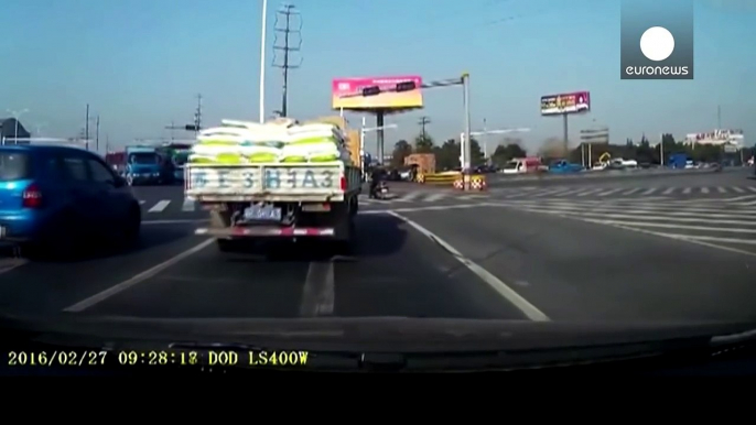 Terrifying moment toddler falls out of moving van on highway