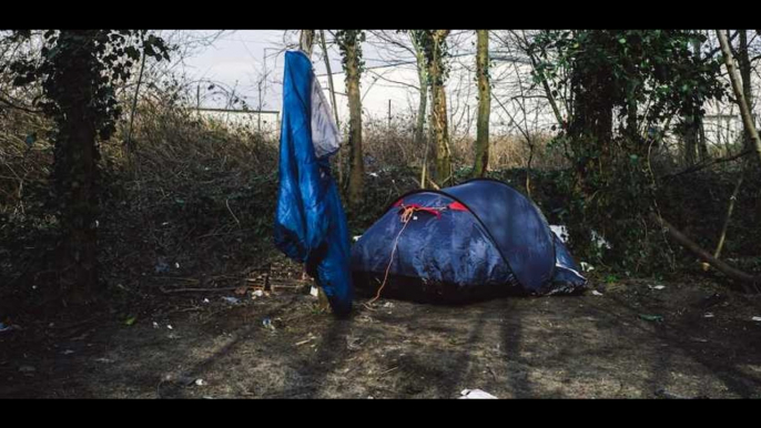 Calais : la difficile vie des migrants aux abords de l'ancienne "jungle"