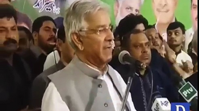 Khawaja Asif Ink | Pmln Per Hamla | Breaking News | Na-malom shaks ne Khawaja Asif per siyahi phenk di