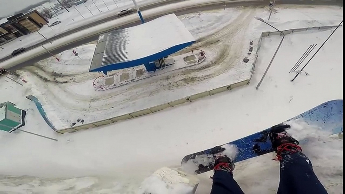 Un snowboardeur évite une chute de justesse