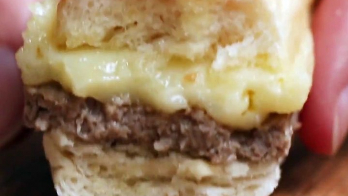 Diese Mini-Cheeseburger kannst du teilen oder alleine auffuttern, ganz wie du willstZum Rezept: