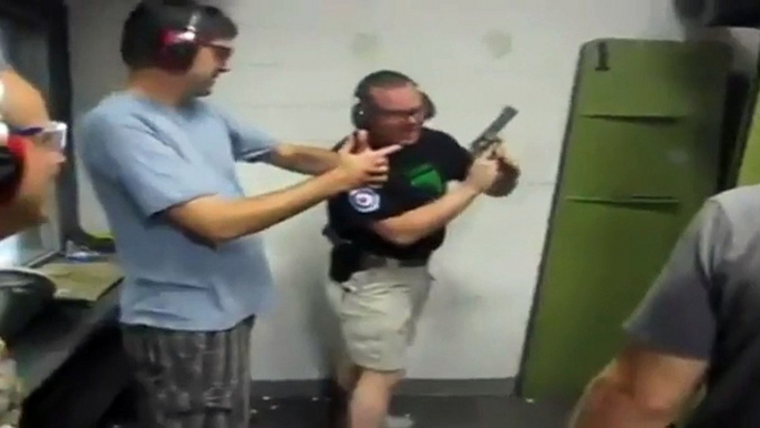 Ce prof de tirs déclenche involontairement son pistolet 44 Magnum... Oups