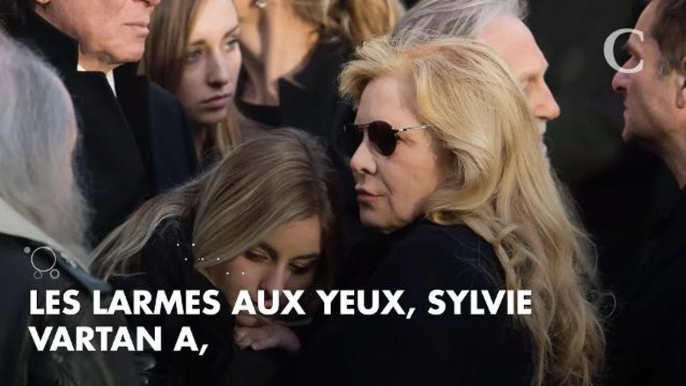 Sylvie Vartan "la gorge serrée" lors de son hommage à Johnny Hallyday au Grand R...