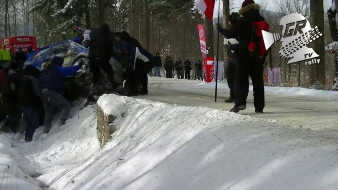 Ces fans de Rallye remettent une voiture sur la route à la main en pleine course !