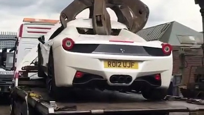 Quand la Police pense détruire une Ferrari 458 volée alors que ce n'est pas une voiture volée... Oups