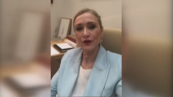 Cifuentes desmiente las acusaciones de falsificación con un vídeo selfie desde su despacho