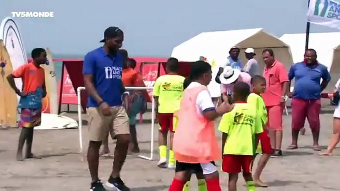 L'attaquant ivoirien Didier Drogba , ambassadeur de l'association "Peace & Sports", joue au foot avec des jeunes de Cartagène des Indes en Colombie