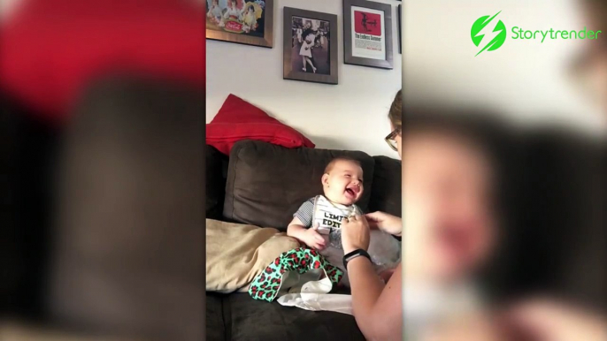 Le fou-rire incroyable de ce bébé quand papa éclate du papier bulle! Trop mignon