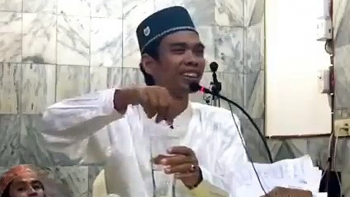 Penjelasan Tentang Istri Karir - Ustadz Abdul Somad Lc. MA